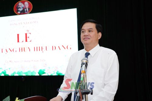 Đồng chí Nguyễn Mạnh Hùng phát biểu tại Lễ trao tặng Huy hiệu Đảng.