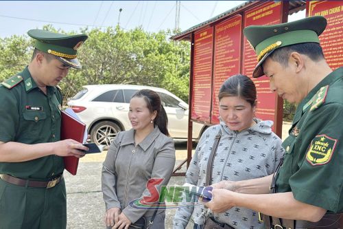 Cán bộ Trạm Cửa khẩu Lóng Sập hướng dẫn người dân làm thủ tục xuất nhập cảnh.