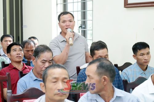 Trưởng bản Tà Hay phát biểu tại hội nghị.