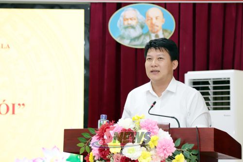Lãnh đạo UBND xã Chiềng Khoong giải đáp các ý kiến kiến nghị của nhân dân.