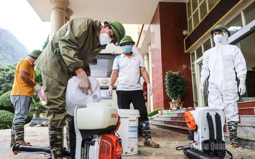 Cán bộ Trung tâm Kiểm soát Bệnh tật tỉnh phun khử khuẩn tại phường Hà Giang 2.