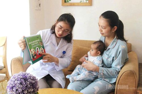 Cán bộ Trung tâm Kiểm soát Bệnh tật tỉnh tuyên truyền cách phòng tránh bệnh cho trẻ nhỏ trước biến đổi khí hậu.