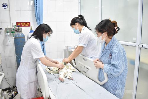 Bác sĩ Khoa Nhi, Bệnh viện Đa khoa tỉnh Tuyên Quang thăm khám cho bệnh nhi mắc bệnh đường hô hấp điều trị nội trú.