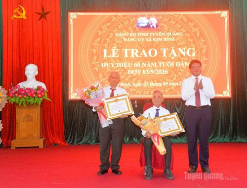 Đồng chí Hà Trung Kiên, Phó Chủ tịch Thường trực Ủy ban MTTQ Việt Nam tỉnh Tuyên Quang Trao tặng Huy hiệu 60 năm tuổi Đảng cho các đảng viên thuộc Đảng bộ xã Kim Bình.