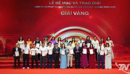 Tác giả Hoàng Thị Huệ Dinh, Báo và Phát thanh, Truyền hình Thái Nguyên (thứ 5 từ trái sang, hàng sau), đại diện nhóm tác giả nhận giải Vàng ở thể loại Chuyên đề tại Liên hoan Phát thanh toàn quốc lần thứ XVII năm 2026.