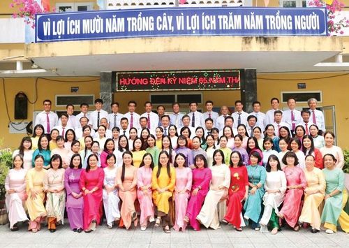 Hội đồng sư phạm Trường THPT Phan Đăng Lưu năm học 2025 - 2026.