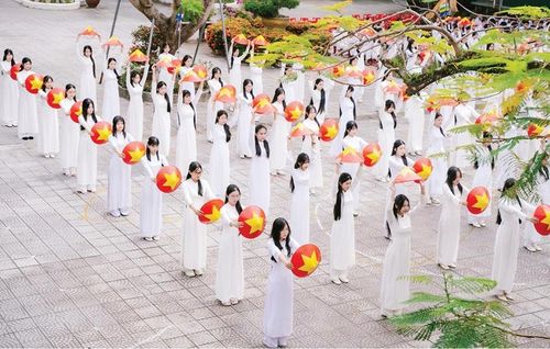 Nữ sinh Trường THPT Phan Đăng Lưu trong Lễ hội áo dài năm 2026.