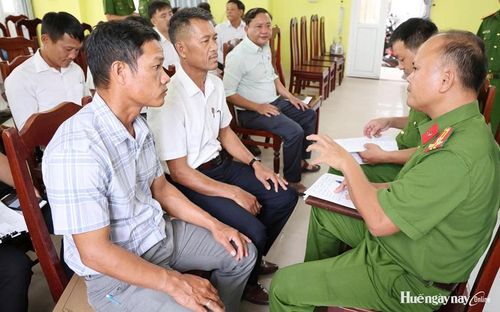 Đại diện đoàn kiểm tra trao đổi thông tin về xây dựng "Phường không ma túy" tại Phong Phú.