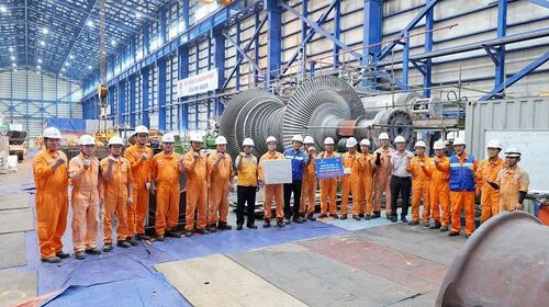 Đại diện Lãnh đạo Công ty EPS thăm hỏi CBVC-LĐ thực hiện công trình đại tu Tổ máy S2 NMNĐ Mông Dương 1.