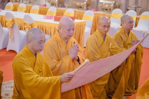 Hòa thượng Trưởng ban Kiến đàn Đại giới đàn Thanh Kiểm cùng chư tôn đức Ban Trị sự cung thỉnh Trưởng lão Hòa thượng Đường đầu
