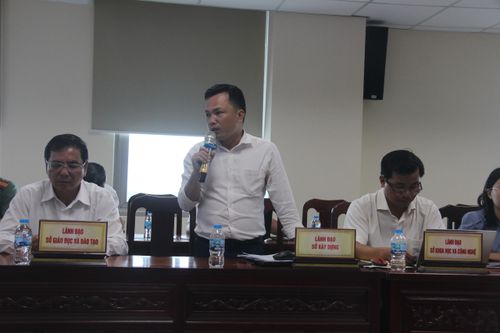 Đại diện Sở Xây dựng thông tin tiến độ hai dự án cao tốc qua tỉnh Đồng Tháp.