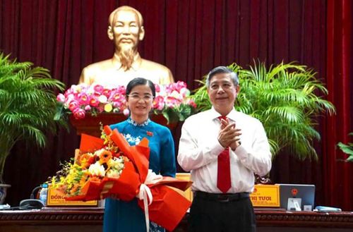 Ông Đồng Văn Thanh tặng hoa chúc mừng bà Trần Thị Huyền, Giám đốc Sở Giáo dục và Đào tạo làm Ủy viên UBND TP Cần Thơ.