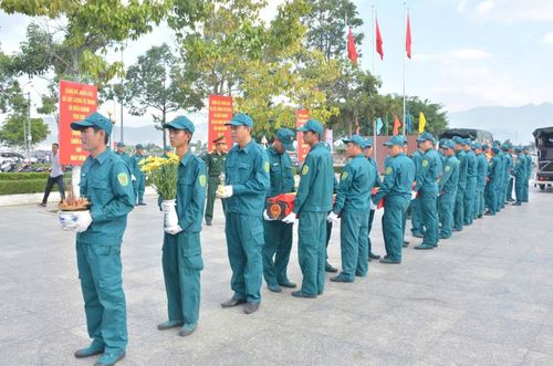 Lực lượng dân quân thường trực xã Diên Khánh thực hiện nhiệm vụ tại buổi lễ.
