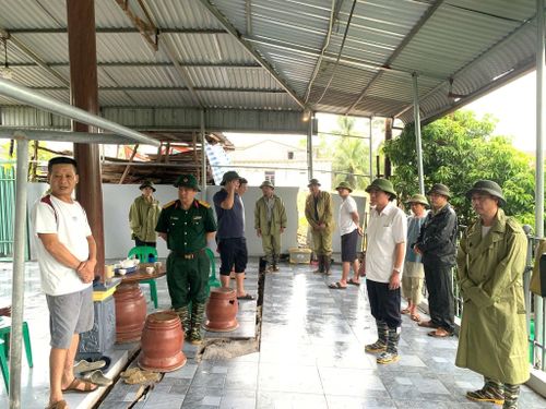 Nhà dân ở xã Tu Vũ bị sụt lún, nứt nẻ ảnh hưởng từ mưa bão.