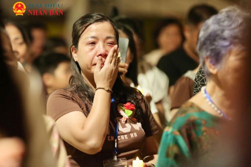 Mỗi màu hoa cài lên ngực áo lại mang một ý nghĩa riêng: Hoa hồng đỏ rực rỡ dành cho những ai còn may mắn có cả cha lẫn mẹ; hoa hồng nhạt dành cho người chỉ còn một trong hai đấng sinh thành; và hoa hồng trắng là biểu tượng của nỗi mất mát vô hạn đối với những người đã không còn mẹ cha trên đời