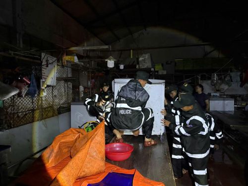 Ngay chiều và tối 24/8, cán bộ, chiến sĩ Công an Lạng Sơn nỗ lực giúp nhân dân và các tiểu thương dọn dẹp Chợ Giếng Vuông để ngày mai chợ hoạt động trở lại bình thường.