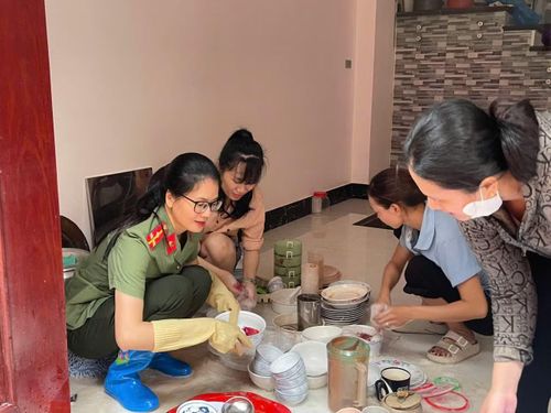 Hội Phụ nữ Công an tỉnh Lạng Sơn hỗ trợ các hộ dân dọn dẹp, vệ sinh nhà cửa, đồ dùng sinh hoạt để sớm ổn định cuộc sống.