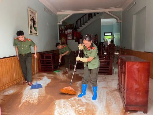 Cán bộ, chiến sĩ Công an hỗ trợ các hộ dân tại địa bàn phường Tam Thanh dọn dẹp, vệ sinh nhà cửa ngay khi nước lũ rút.