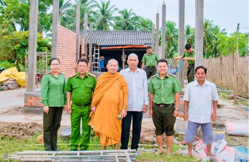 Không chỉ gieo mầm tri thức, Hòa thượng Tăng Sa Vong còn hỗ trợ an sinh giúp bà con đồng bào vươn lên thoát nghèo.