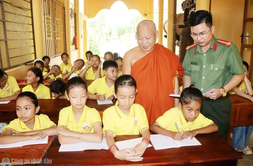 Hòa thượng Tăng Sa Vong động viên các em học sinh đang theo học chữ Khmer trong chùa Buppharam.