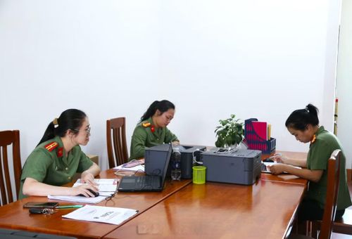 Giáo viên Trường Văn hoá CAND II hoàn tất hồ sơ và công việc cuối cùng để chào đón các em học sinh trong năm học mới.
