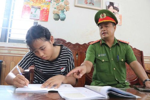 Cán bộ, chiến sĩ Công an phường đến tận nhà để hướng dẫn em H’Hoan Êban hoàn tất hồ sơ nhập học.