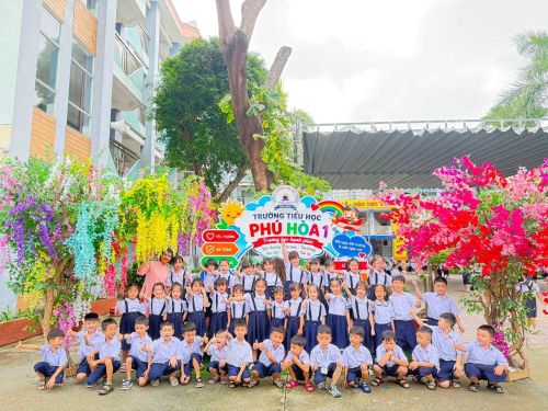 Học sinh Trường Tiểu học Phú Hoà 1 vui tươi ngày tựu trường.