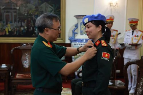 Trung tá Đoàn Thị Thanh Nga, Tổ trưởng Tổ công tác số 9 vinh dự được trao Huy hiệu Bác Hồ.