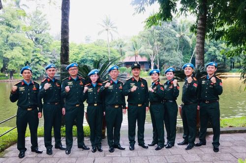 Lãnh đạo Văn phòng Thường trực Bộ Công an về GGHB LHQ cùng Tổ công tác số 9 chụp ảnh lưu niệm trong Khu Di tích Chủ tịch Hồ Chí Minh.