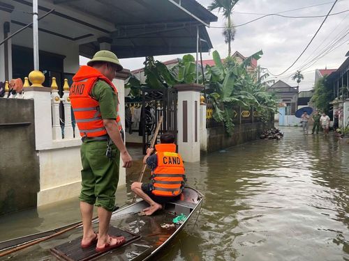 Công an xã Triệu Sơn hỗ trợ người dân ứng phó với tình trạng ngập úng.