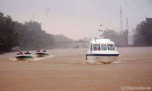 Trung đoàn CSCĐ số 10 được trang bị xuồng đặc chủng, ca nô tốc độ cao chống va đập, cùng hệ thống định vị GPS, radar, kính hồng ngoại nhìn đêm. Tất cả được vận hành hoàn hảo.