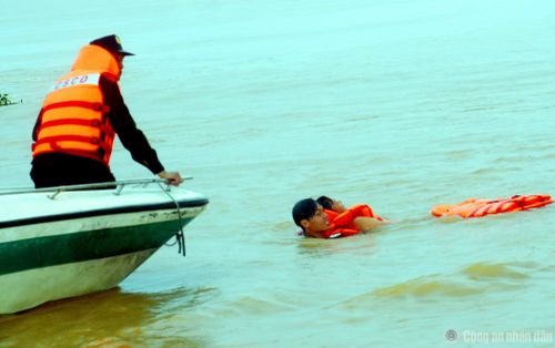 Ngoài huấn luyện kỹ, chiến thuật phục vụ công tác chiến đấu, Trung đoàn CSCĐ số 10 còn chú trọng huấn luyện kỹ năng cứu hộ, cứu nạn bởi khi thiên tai, bão lũ hay tai nạn giao thông thủy xảy ra.