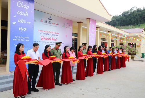 Đại diện Đoàn Thanh niên Cục Truyền thông CAND, Tập đoàn Giáo dục Edufit, Tỉnh đoàn và Ban Thanh niên Công an tỉnh Quảng Trị cắt băng khánh thành "Ngôi trường ước mơ".