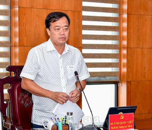 Phó Bí thư Thường trực Tỉnh uỷ Huỳnh Quốc Việt nhấn mạnh cần triển khai hiệu quả sổ sức khoẻ điện tử và mô hình chăm sóc sức khoẻ tại nhà cho cán bộ.