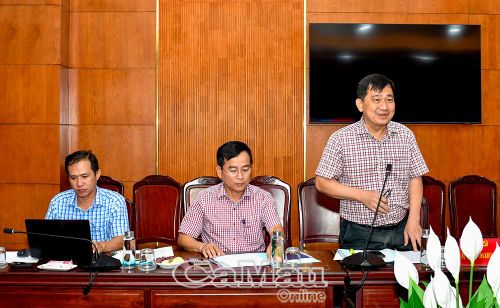 Giám đốc Bệnh viện Đa khoa Cà Mau Tô Minh Nghị trình bày những khó khăn trong thực hiện công tác bảo vệ, chăm sóc sức khoẻ cán bộ.