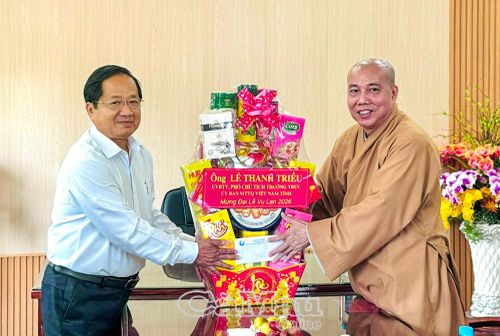 Đồng chí Lê Thanh Triều trao quà chúc mừng Thượng toạ Thích Giác Nghi tại chùa Long Phước, phường Vĩnh Trạch.