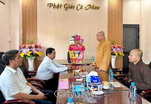 Thượng toạ Thích Giác Nghi phát biểu cảm ơn đoàn công tác.