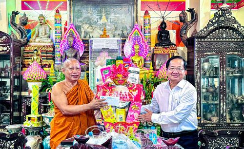 Đồng chí Lê Thanh Triều trao quà chúc mừng Hoà thượng Tăng Sa Vong tại chùa Bup Pha Ram (chùa Cái Giá Chót), xã Hưng Hội.