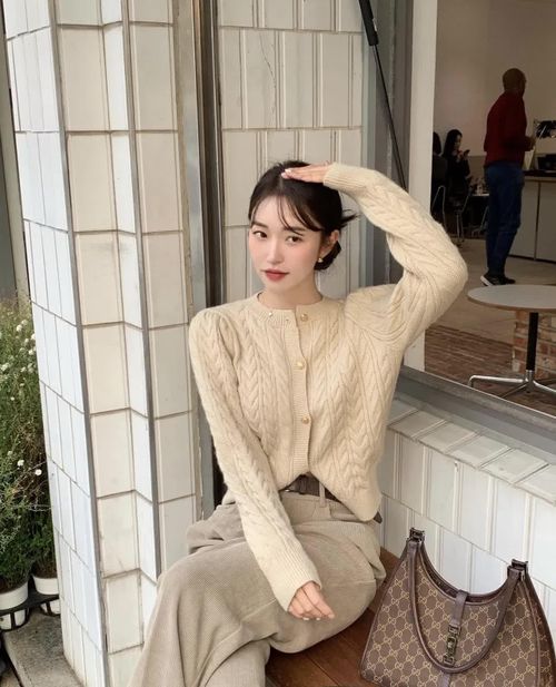 Một chiếc cardigan màu trung tính là khoản đầu tư đáng giá, không lo lỗi mốt
