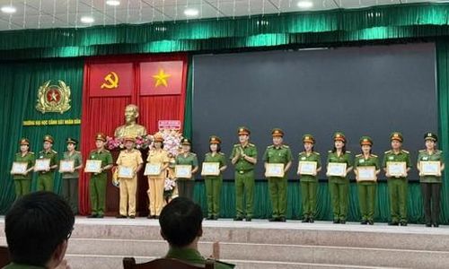 Các học viên xuất sắc được lãnh đạo nhà trường khen thưởng