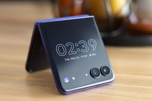Dòng sản phẩm Razr Ultra nằm trong số những sản phẩm dự kiến ​​sẽ nhận được hỗ trợ GrapheneOS vào năm tới. (Ảnh: Allison Johnson/The Verge)