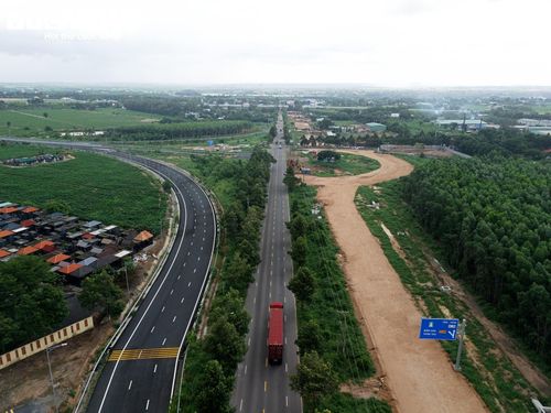 Tại khu vực này, tuyến đường Hội Bài - Phước Tân (ĐT992) cũng đang được mở rộng từ quy mô 16 m lên 72 m trên chiều dài khoảng 8,8 km. Sau khi hoàn thành, tuyến ĐT992 sẽ góp phần kết nối cảng Cái Mép với Quốc lộ 51, đường Vành đai 4 TP.HCM và cao tốc Biên Hòa - Vũng Tàu.