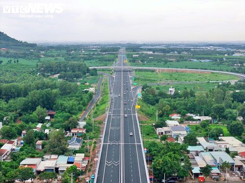 Dự án thành phần 2-1 có 2 nút giao liên thông với cao tốc Biên Hòa - Vũng Tàu, đường ĐT991 (Võ Văn Kiệt) cùng các cầu vượt. Tổng chiều dài dự án khoảng 18,25 km, đi qua xã Châu Pha, xã Châu Đức và phường Tân Thành, TP.HCM.