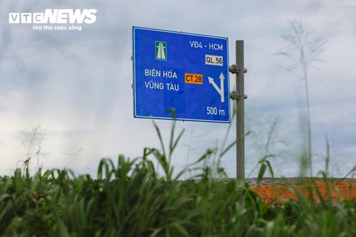 Biển báo chỉ dẫn hướng đi tới đường Vành đai 4 TP.HCM đã được nhà thầu lắp đặt tại khu vực công trường mở rộng đường ĐT992.