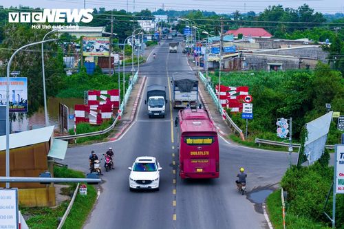 Cùng với dự án thành phần 2-1, UBND TP.HCM cũng phê duyệt dự án thành phần 2-3 xây dựng đường Vành đai 4 TP.HCM đoạn từ sông Sài Gòn đến kênh Thầy Cai. Dự án bao gồm cầu Phú Thuận vượt sông Sài Gòn và cầu Thầy Cai vượt kênh Thầy Cai.