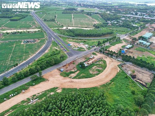 Trong khi đó, nút giao giữa đường Vành đai 4 TP.HCM với cao tốc Biên Hòa - Vũng Tàu đã được đắp đất, lu lèn và từng bước hình thành hướng tuyến.