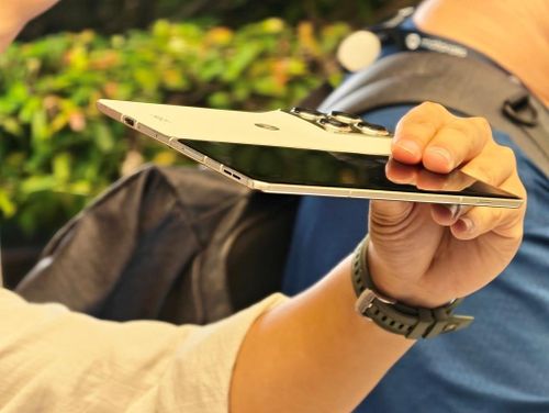 Motorola razr fold có độ mỏng ấn tượng, chỉ 4.6 mm khi mở ra và 9.9 mm khi gập lại. (Ảnh: Đại Việt)