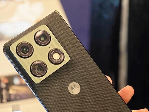 Hệ thống camera tiên tiến và “đồ sộ” của Motorola razr fold. (Ảnh: Đại Việt)