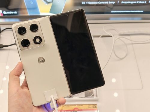 Chiếc điện thoại Motorola razr fold dạng gập dọc vừa ra mắt tại Việt Nam sở hữu chiếc camera “khủng”. (Ảnh: Đại Việt)