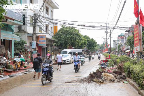 Theo ghi nhận của PV Báo Điện tử VTC News sáng 25/8, khi nước sông Kỳ Cùng bắt đầu rút, nhiều tuyến đường chính dần lộ ra. Người dân trung tâm xã Thất Khê khẩn trương dọn dẹp nhà cửa, rửa bùn đất, thu gom rác thải và sắp xếp lại đồ đạc sau nhiều ngày bị ngập.